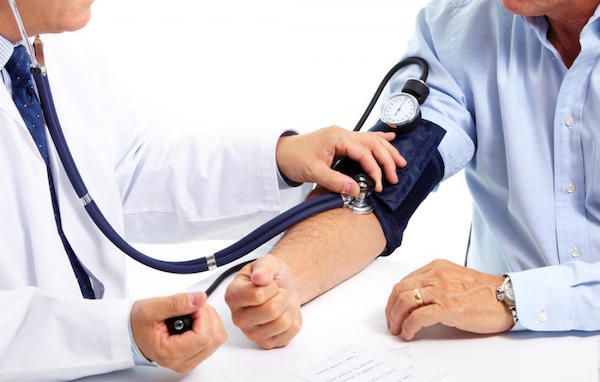 Persoană relaxată care practică exerciții de respirație lângă fereastră