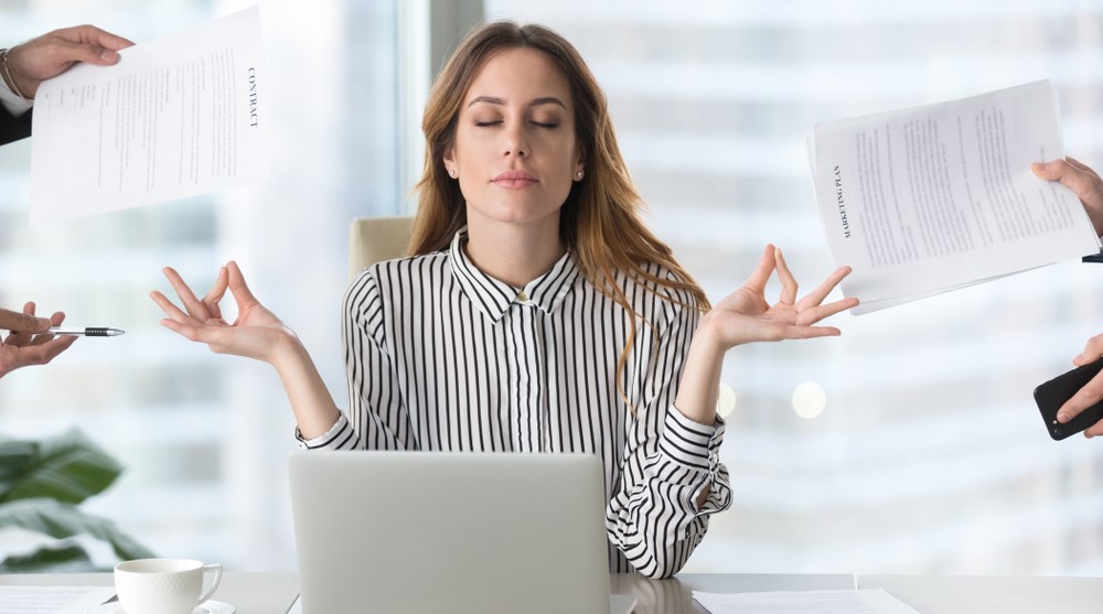 Persoană care se plimbă liniștit în natură dimineața